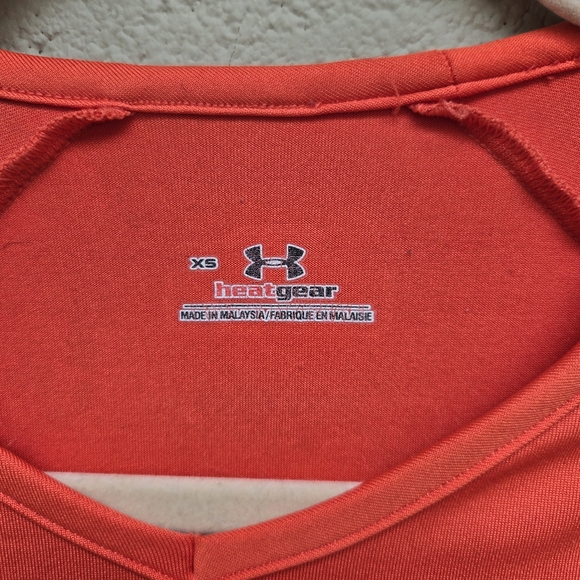 Bundle- Under Armor- Woman's- Heat Gear Tee (XS) & Duplicity Reversible Bra - Picture 6 of 16